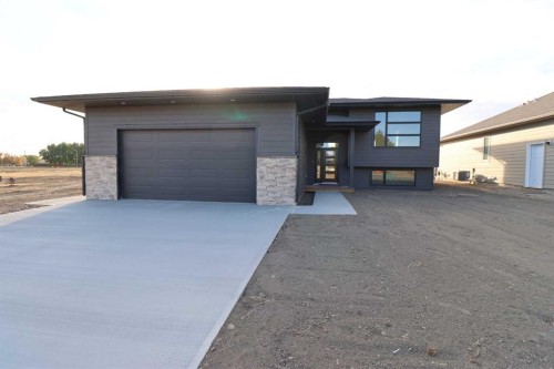 531 4 St, Vauxhall, AB - Outdoor