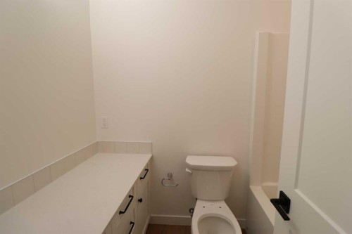 531 4 St, Vauxhall, AB - Indoor