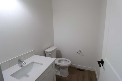 531 4 St, Vauxhall, AB - Indoor Photo Showing Bathroom