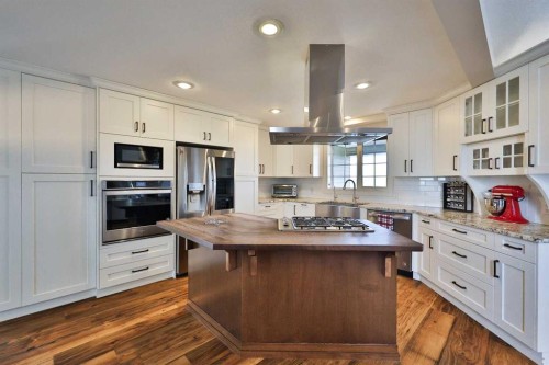 609 7 Avenue, Stirling, AB - Indoor Photo Showing Kitchen With Stainless Steel Kitchen With Upgraded Kitchen