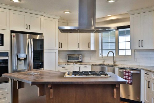 609 7 Avenue, Stirling, AB - Indoor Photo Showing Kitchen With Stainless Steel Kitchen With Upgraded Kitchen