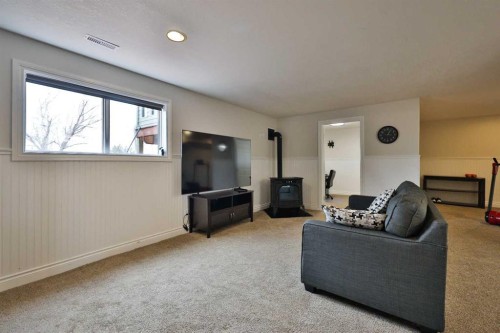 609 7 Avenue, Stirling, AB - Indoor Photo Showing Living Room