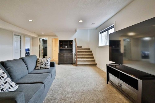 609 7 Avenue, Stirling, AB - Indoor Photo Showing Living Room