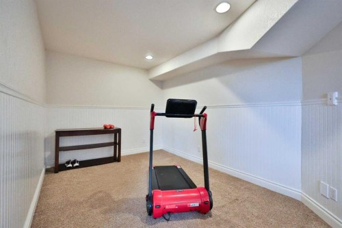609 7 Avenue, Stirling, AB - Indoor Photo Showing Gym Room