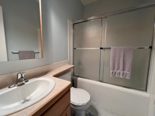 2134 21 Avenue, Coaldale, AB - Indoor Photo Showing Bathroom