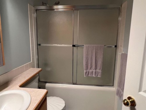 2134 21 Avenue, Coaldale, AB - Indoor Photo Showing Bathroom