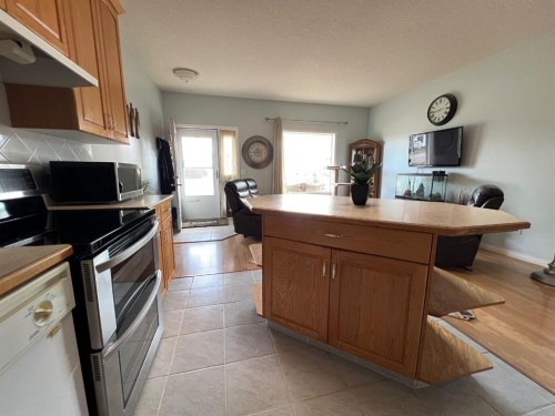 2134 21 Avenue, Coaldale, AB - Indoor Photo Showing Kitchen