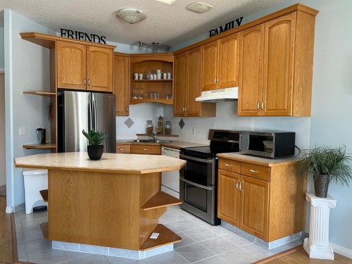 2134 21 Avenue, Coaldale, AB - Indoor Photo Showing Kitchen