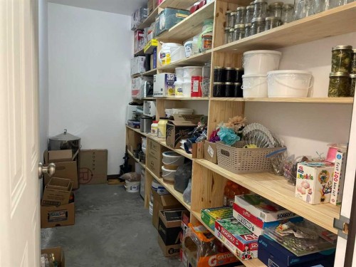 131010 Range Road 163, Vauxhall, AB - Indoor With Storage