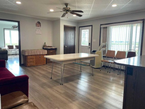 131010 Range Road 163, Vauxhall, AB - Indoor Photo Showing Living Room