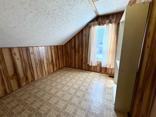 706 12 Street North, Lethbridge, AB - Indoor Photo Showing Other Room