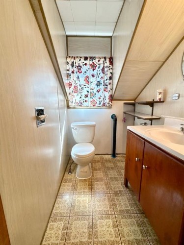 706 12 Street North, Lethbridge, AB - Indoor Photo Showing Bathroom