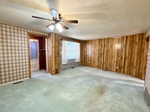 706 12 Street North, Lethbridge, AB - Indoor Photo Showing Other Room