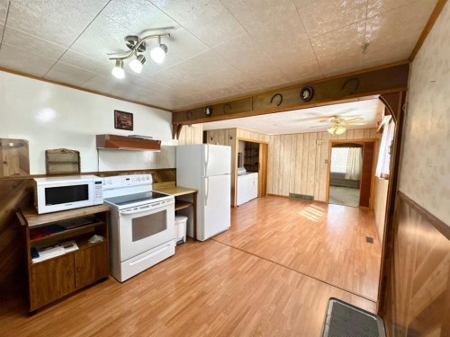 706 12 Street North, Lethbridge, AB - Indoor Photo Showing Kitchen