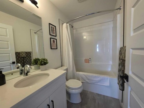 633 Blackwolf Boulevard North, Lethbridge, AB - Indoor Photo Showing Bathroom