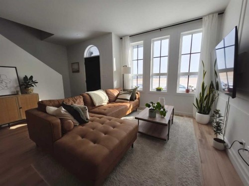 633 Blackwolf Boulevard North, Lethbridge, AB - Indoor Photo Showing Living Room