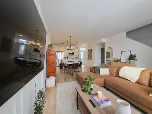 633 Blackwolf Boulevard North, Lethbridge, AB - Indoor Photo Showing Living Room