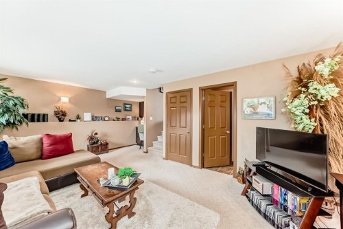 493 Squamish Lane West, Lethbridge, AB - Indoor Photo Showing Living Room