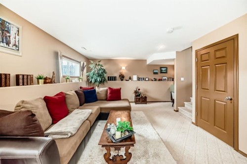 493 Squamish Lane West, Lethbridge, AB - Indoor Photo Showing Living Room