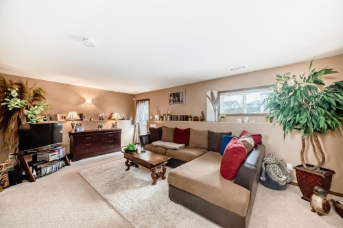 493 Squamish Lane West, Lethbridge, AB - Indoor Photo Showing Living Room