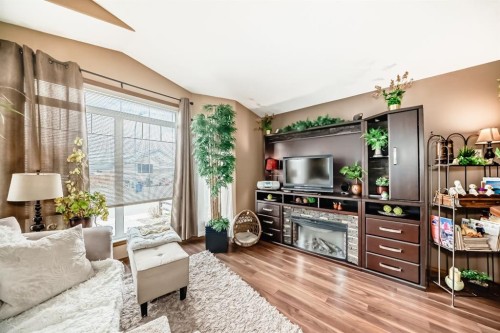 493 Squamish Lane West, Lethbridge, AB - Indoor Photo Showing Living Room
