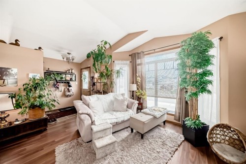 493 Squamish Lane West, Lethbridge, AB - Indoor Photo Showing Living Room