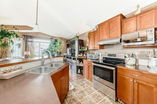 493 Squamish Lane West, Lethbridge, AB - Indoor Photo Showing Kitchen With Double Sink
