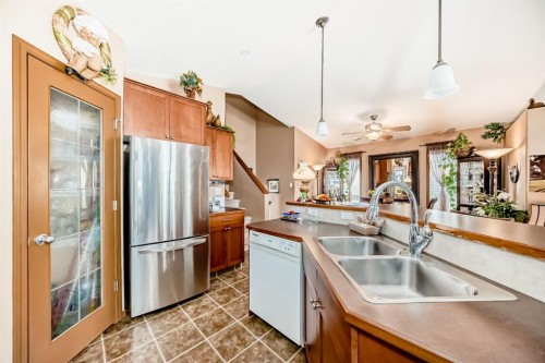 493 Squamish Lane West, Lethbridge, AB - Indoor Photo Showing Kitchen With Double Sink