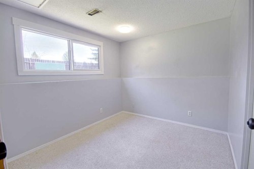 345 Laval Boulevard West, Lethbridge, AB - Indoor Photo Showing Other Room