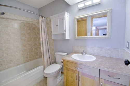 345 Laval Boulevard West, Lethbridge, AB - Indoor Photo Showing Bathroom
