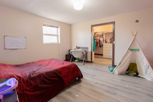 63004A Hwy 5, Welling, AB - Indoor Photo Showing Bedroom