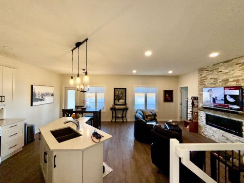 #502-1940 Parkside Way, Coaldale, AB - Indoor Photo Showing Kitchen With Double Sink