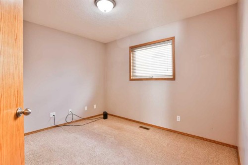 38 St James Crescent North, Lethbridge, AB - Indoor Photo Showing Other Room