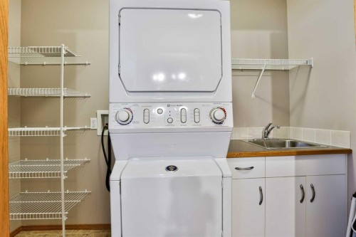 38 St James Crescent North, Lethbridge, AB - Indoor Photo Showing Laundry Room