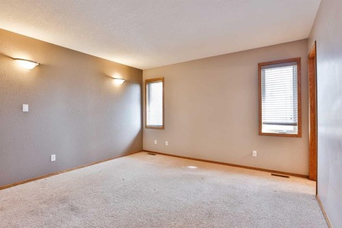 38 St James Crescent North, Lethbridge, AB - Indoor Photo Showing Other Room