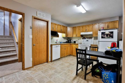 38 St James Crescent North, Lethbridge, AB - Indoor Photo Showing Kitchen