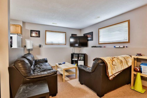 38 St James Crescent North, Lethbridge, AB - Indoor Photo Showing Living Room