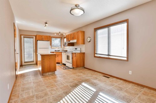 38 St James Crescent North, Lethbridge, AB - Indoor Photo Showing Kitchen