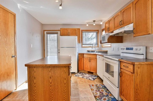 38 St James Crescent North, Lethbridge, AB - Indoor Photo Showing Kitchen