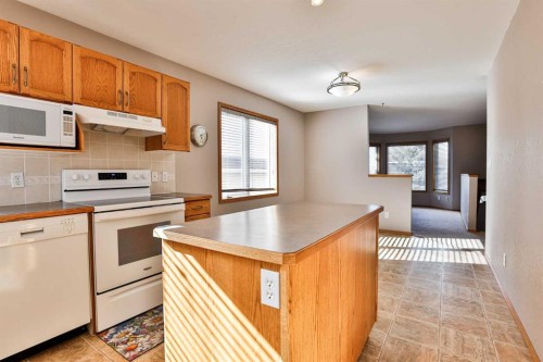 38 St James Crescent North, Lethbridge, AB - Indoor Photo Showing Kitchen