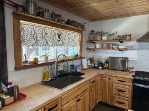 205 Hamilton Avenue, Lundbreck, AB - Indoor Photo Showing Kitchen