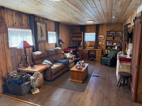 205 Hamilton Avenue, Lundbreck, AB - Indoor Photo Showing Living Room