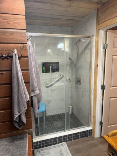 205 Hamilton Avenue, Lundbreck, AB - Indoor Photo Showing Bathroom