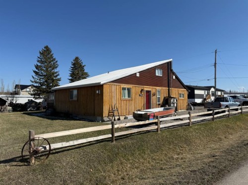 205 Hamilton Avenue, Lundbreck, AB - Outdoor