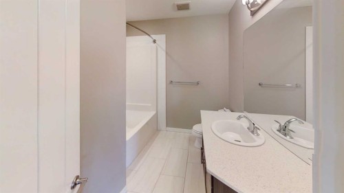 929 Atlantic Cove West, Lethbridge, AB - Indoor Photo Showing Bathroom