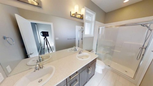 929 Atlantic Cove West, Lethbridge, AB - Indoor Photo Showing Bathroom