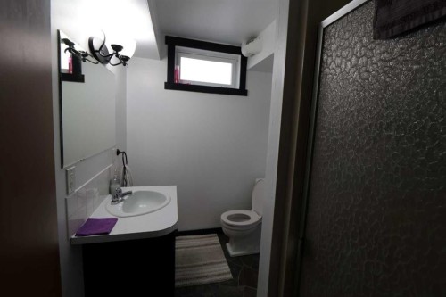 2214 19 St, Coaldale, AB - Indoor Photo Showing Bathroom