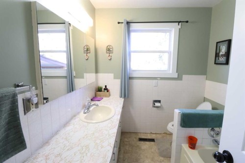 2214 19 St, Coaldale, AB - Indoor Photo Showing Bathroom