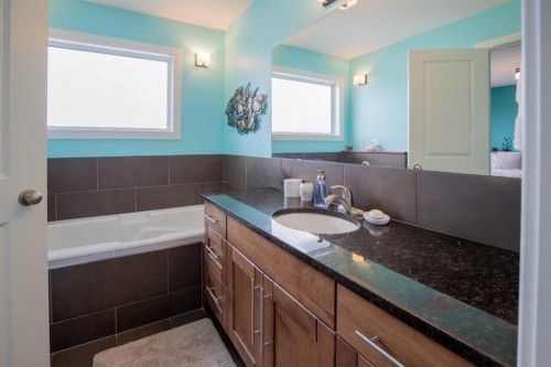 157 Tartan Circle West, Lethbridge, AB - Indoor Photo Showing Bathroom