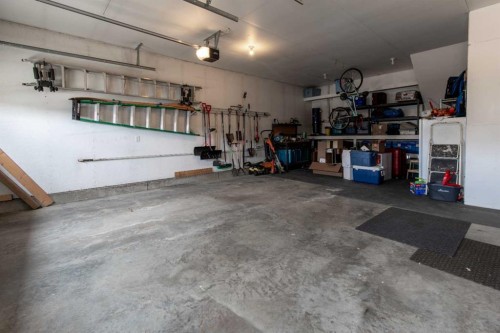 157 Tartan Circle West, Lethbridge, AB - Indoor Photo Showing Garage